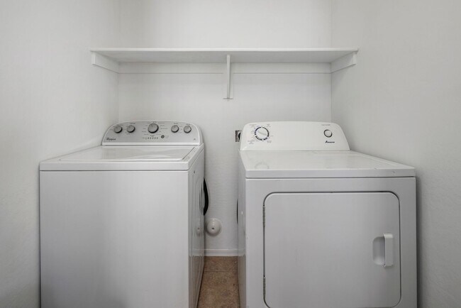 Building Photo - Beautiful 3 bedroom patio home with open f...