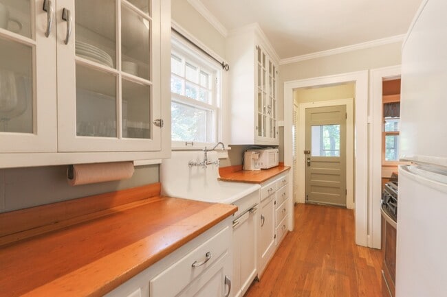 Building Photo - {4805}  Charming West Plaza Bungalow + Pri...