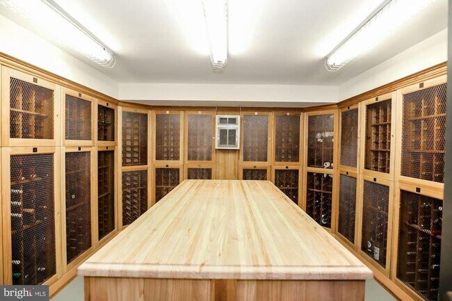 Building Photo - Available Now! High End 2 Bed 2 Bath in Luxury Building with Pool, Gym, Parking