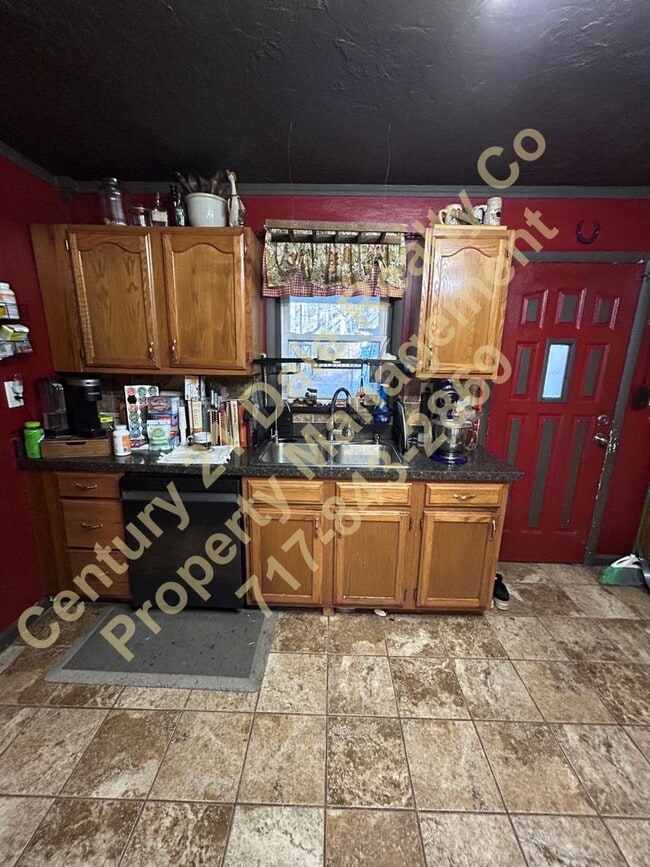 Building Photo - Large 3 Bedroom, 2 Bath Pet friendly home with off street parking and a 600sqft detached garage