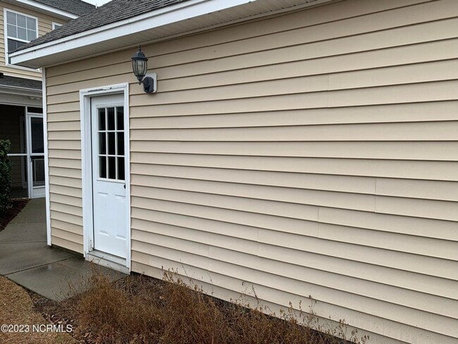 Building Photo - 3 Bed 3.5 Bath Townehome