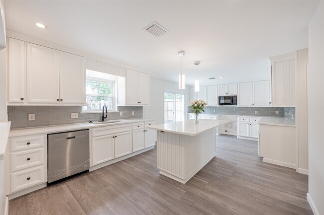 Building Photo - 6215 Portal Dr