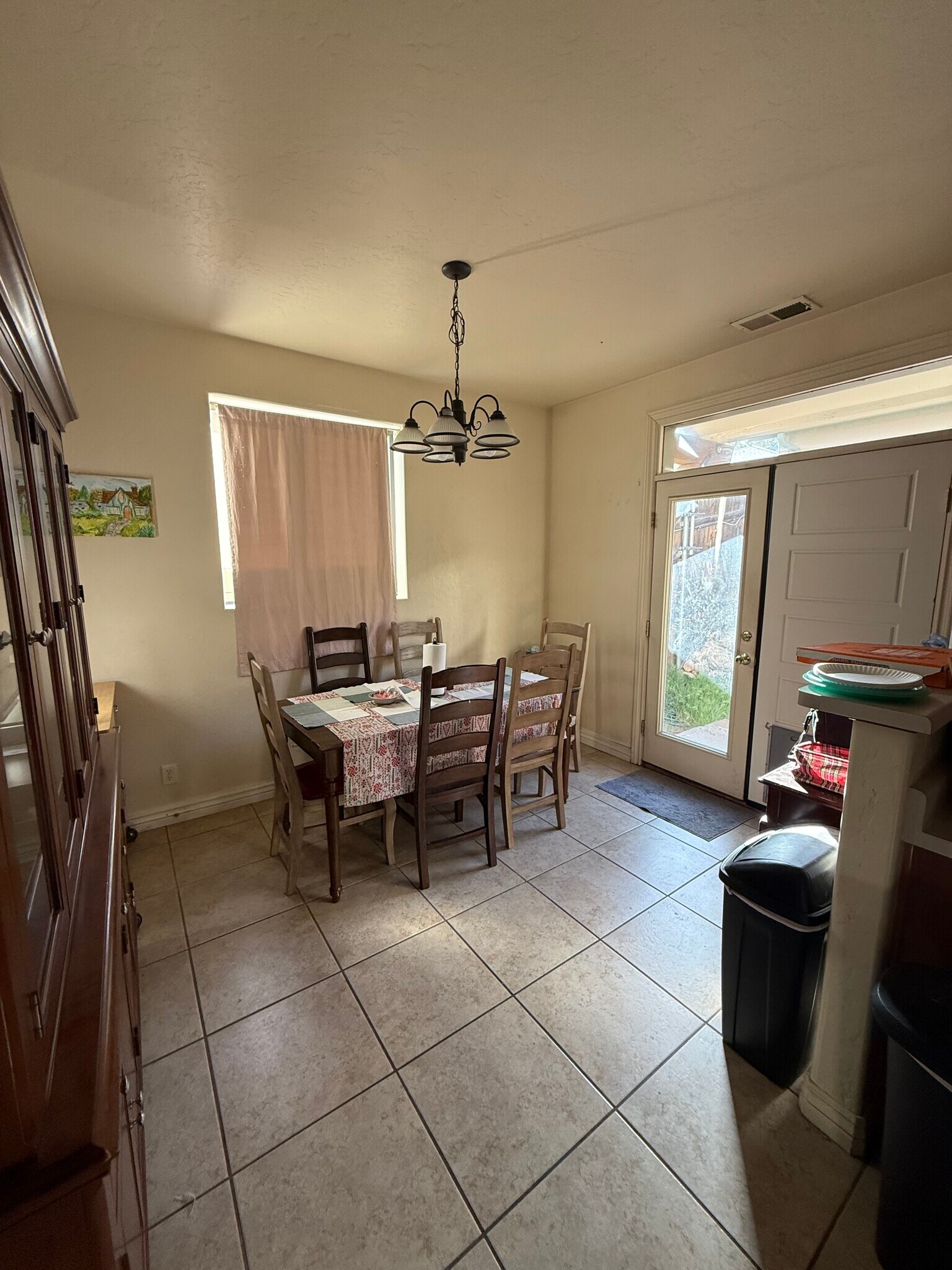 Kitchen and dining - 1486 E Ivy Ln