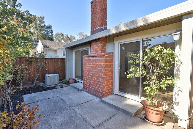 Building Photo - Newly renovated townhome in Cupertino with top schools and great amenities