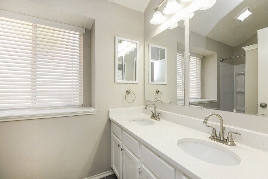 Building Photo - 8221 Cloverglen Ln