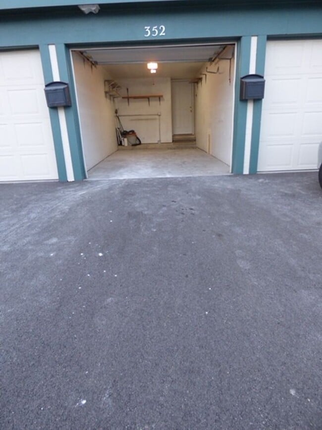 Building Photo - Beautiful 2 bd 1 1/2 ba as soon as July 1 ...