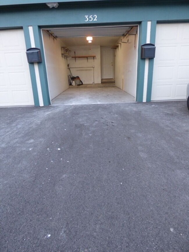 Building Photo - Beautiful 2 bd 1 1/2 ba as soon as July 1 move-in. Great Vernon Hills location!