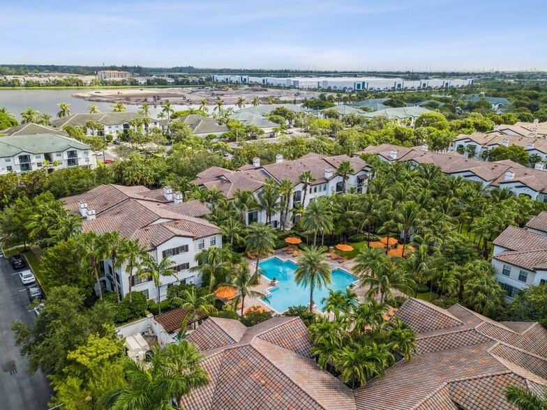 ToscanaPlace_aerial_pool - AMLI Toscana Place