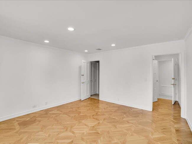 Building Photo - 9654 Wendover Dr