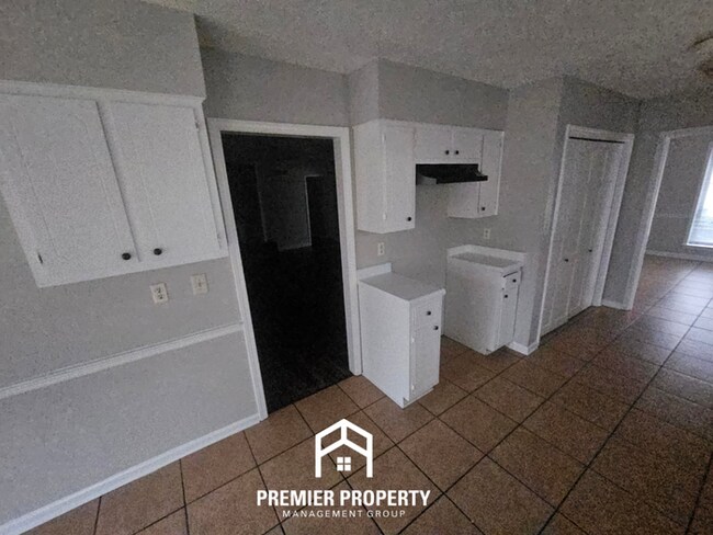 Building Photo - 6869 Amersham Dr