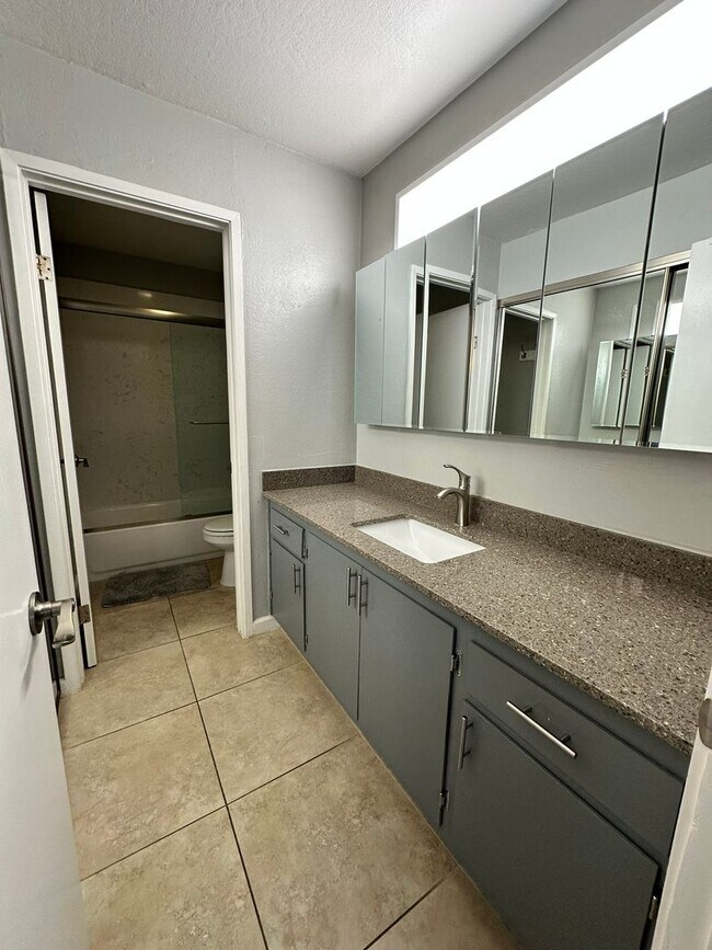 Building Photo - 2B2B - Prime Westlake Location Spacious Corner-unit Condo