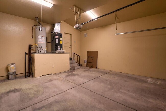 Building Photo - 2010 E 1st St