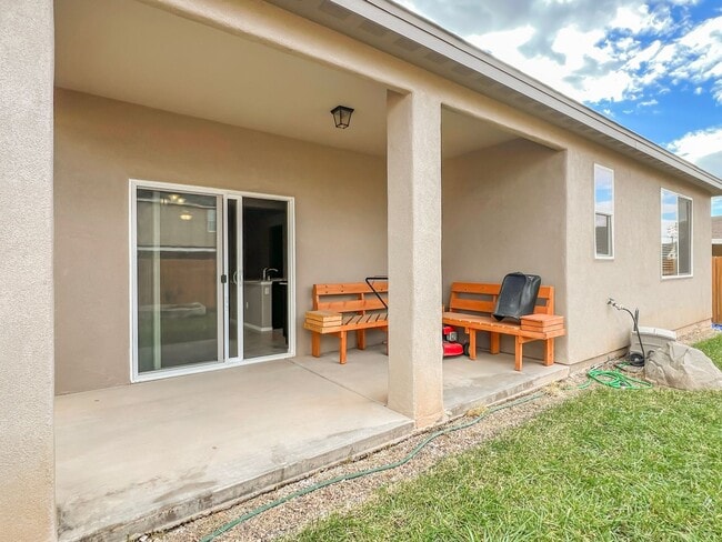 Building Photo - Modern 3 Bed 2 Bath Home - Pet Friendly!