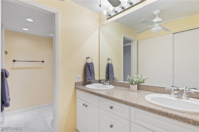 Building Photo - 555 Park Shore Dr