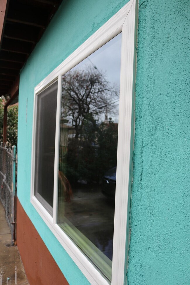 Building Photo - Beautifully Updated 3-Bedroom Home with Sp...