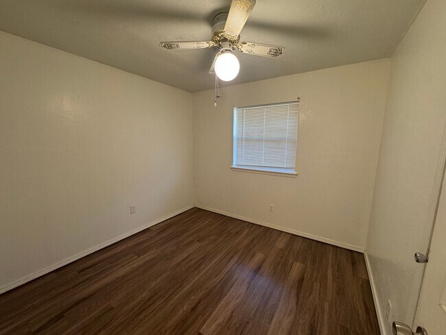 Building Photo - 3 bed ,2  brand new bathrooms, ready for m...