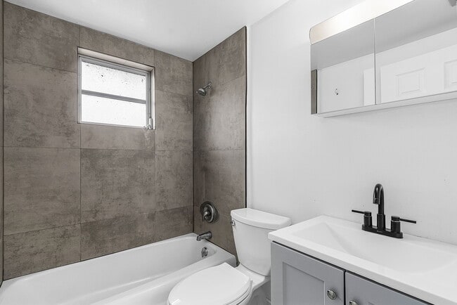 Building Photo - 2700 Shoreview Dr