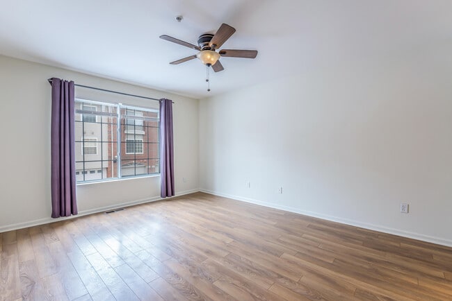 Building Photo - 120 W Oakbrook Dr