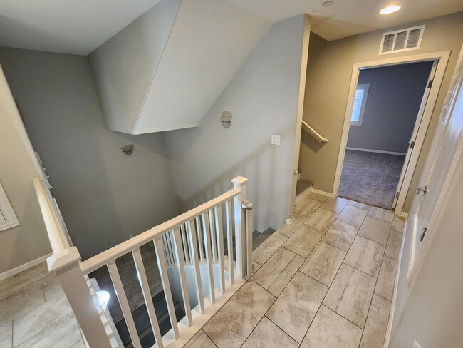 Building Photo - Three Level Mountains Edge Townhome