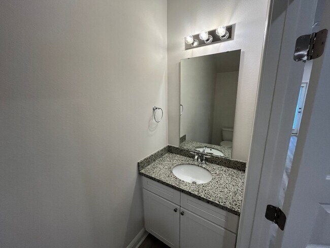 Building Photo - New Townhome near UWF and Nine Mile RD