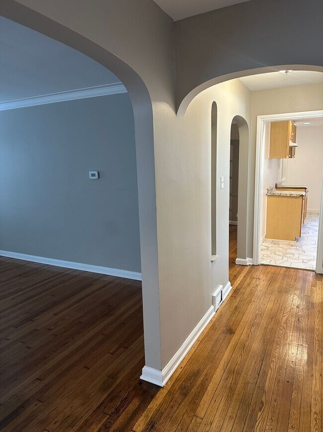 Building Photo - Lovely Westside Home