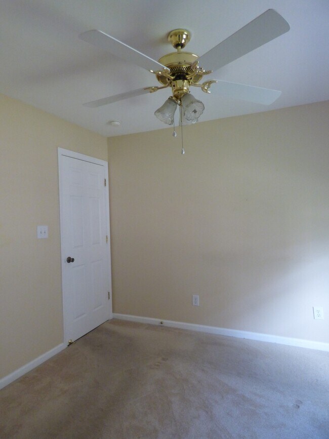 Building Photo - Beautiful 3 BR, 2 Bath Home, All Electric, Vaulted Ceilings, Walk-In Closets, Garage