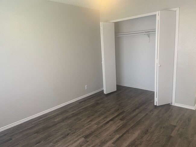 Building Photo - 2 bedroom 2 bath Duplex
