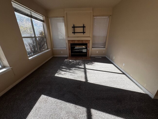 Building Photo - Beautiful 3 bedroom 2 bathroom home.