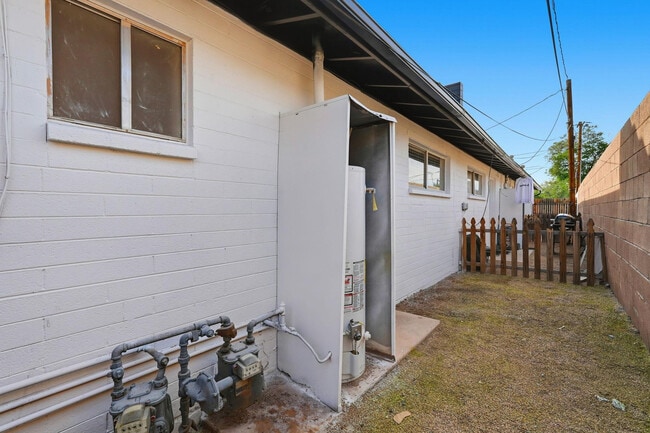 Building Photo - 4329 N Longview Ave