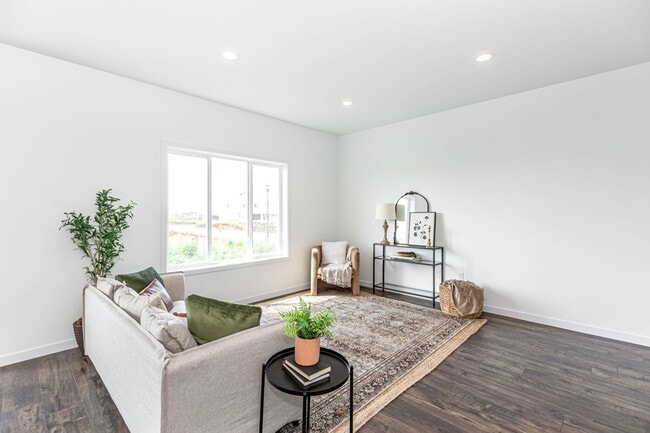 Building Photo - 3 Bed 2.5 Bath Single Family Home