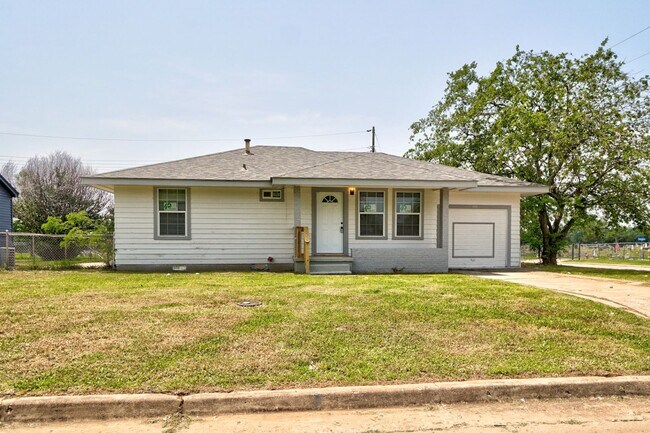 Building Photo - 3BR Home in Shawnee with Stainless Appliances, Fenced Yard & Storm Shelter!