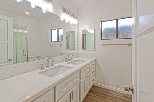 Building Photo - REMODELED, BRIGHT & AIRY 3BR2BA HOME W/ DETACHED GARAGE, CHARMING FRONT PORCH/YARD & HUGE REAR YA...