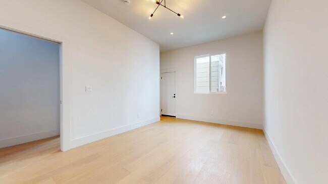 Building Photo - Modern, Convenient, Bright, Renovated 3BR/1BA Top Floor Flat with Dishwasher & In Unit Laundry