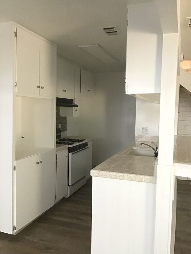 Building Photo - Townhouse condo Hillsdale Oaks