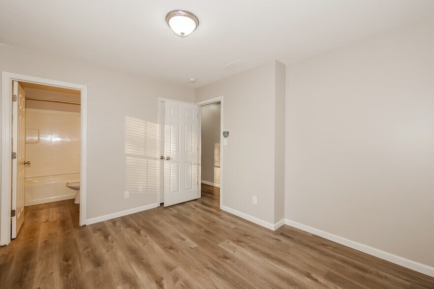 Building Photo - 450 Southgate Dr