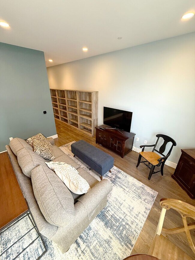 Building Photo - Downtown Luxury Condo Available Furnished or Unfurnished, with Parking