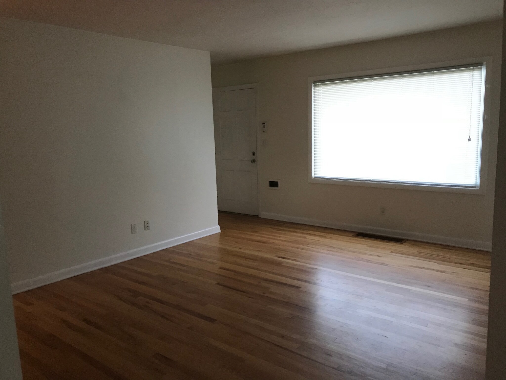 Entryway/living room - 9003 SE Stephens St