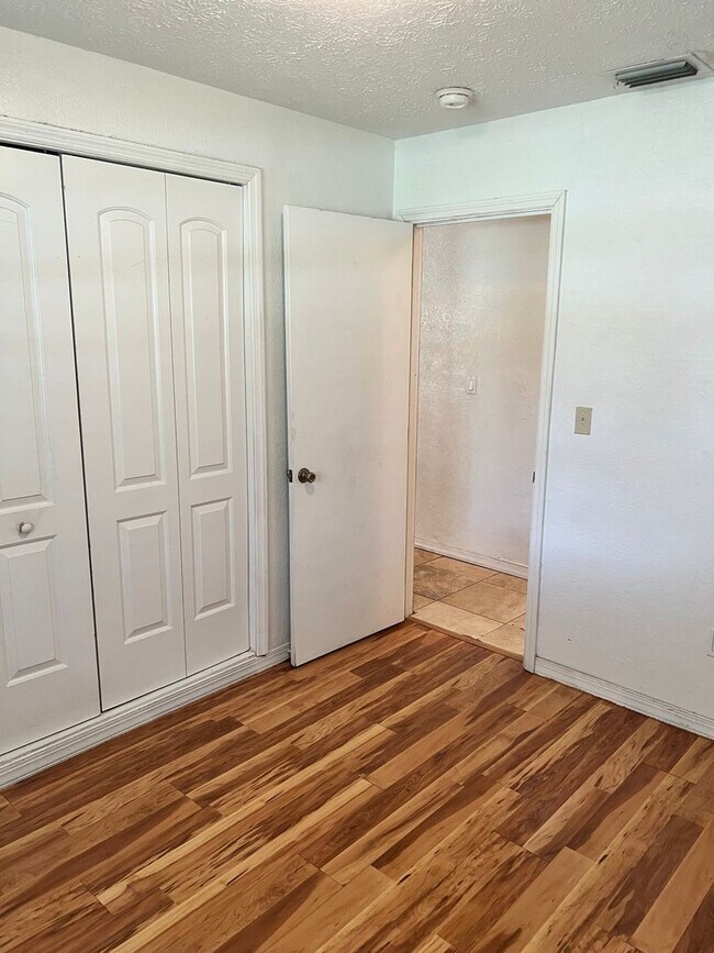 Building Photo - 3 BEDROOM, 2 BATH HOME IN THE HEART FORT P...