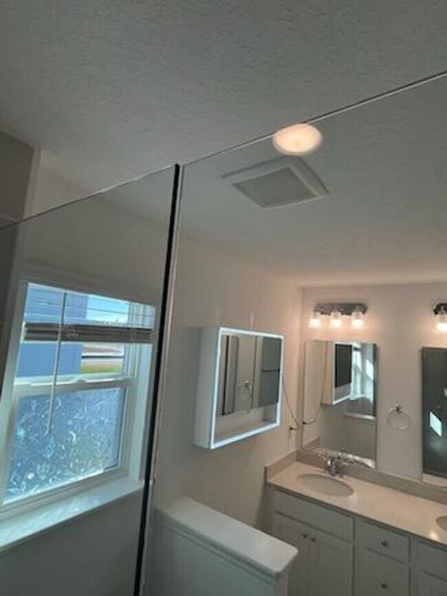 Building Photo - Townhome in Shearwater