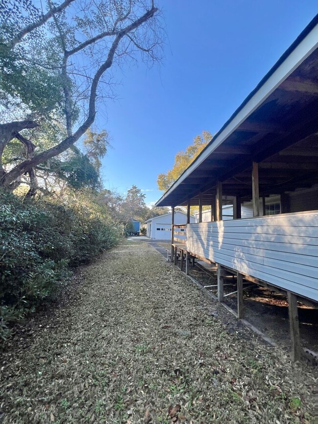 Building Photo - Peden Point/Mrytle Grove/Masonboro Loop South Wilmington  2 garage garage! Oak Trees! Covered Porch!