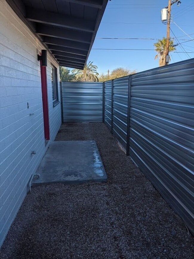 Building Photo - Super Cute Southwestern 2 Bedroom - ! Bath...