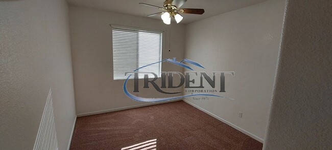 Building Photo - Beautiful 5 bedroom, 3 bath house
