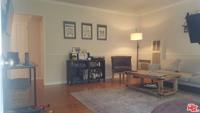 Building Photo - 304 S Reeves Dr