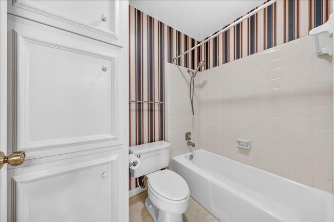 Building Photo - 5305 Greenbriar Dr