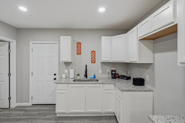 Building Photo - 2306 E Houston St