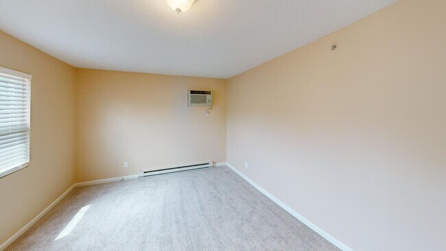 Building Photo - Excellent Canfield Location!! Very clean and well maintained 3 bedroom/2 Full Bath Condo.