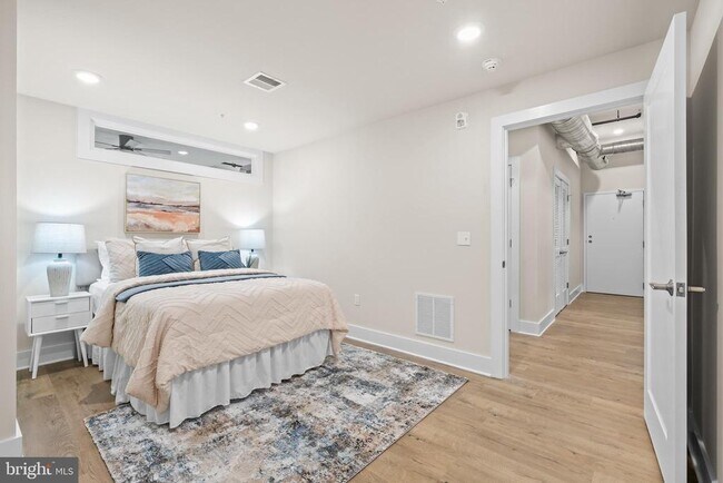 Building Photo - 30 W Broad St