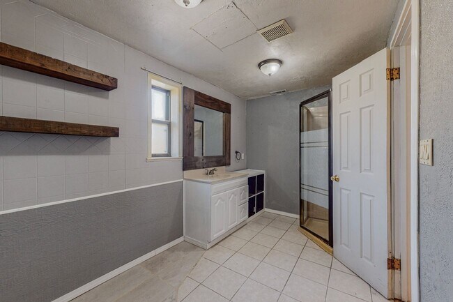 Building Photo - North Valley 4 Bedroom 2 Bath *Move-in Special* $1000 off 1st month rent if you sign by 11/30/25