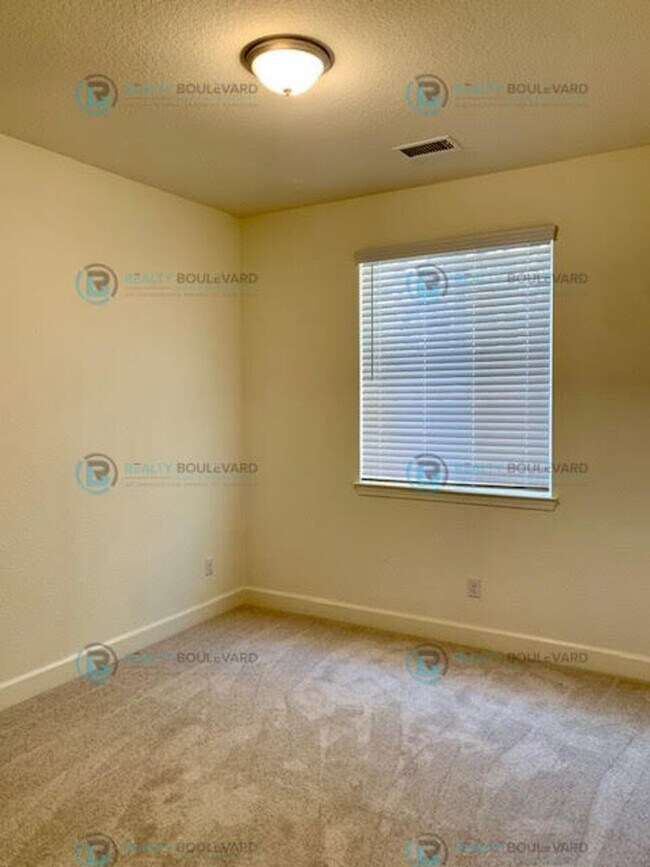 Building Photo - Gorgeous Newer 3 Bedroom Home! Located off...