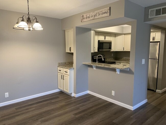 Building Photo - 1548 SE Royal Green Cir